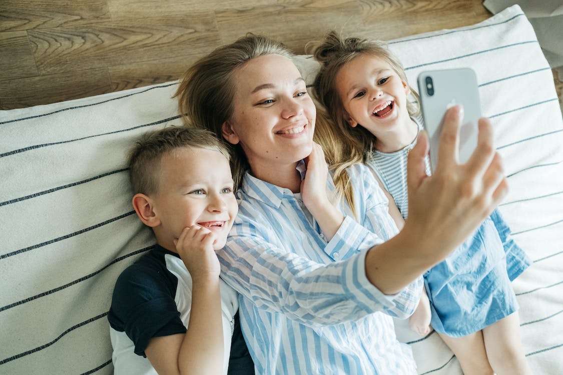 foto minori sul web selfie madre figli